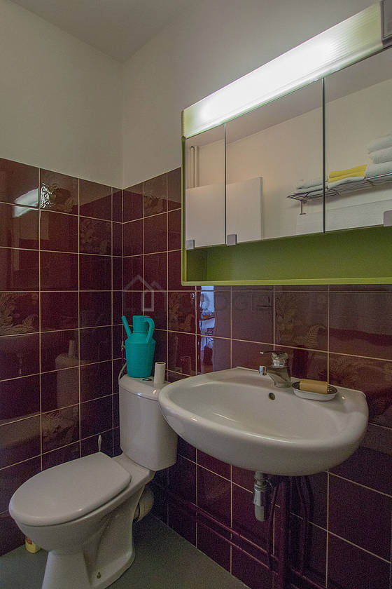 Belle salle de bain avec du carrelage au sol
