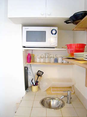 Cuisine équipée de plaques de cuisson, réfrigerateur, freezer, vaisselle