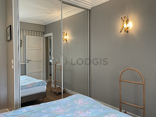 Chambre avec fenêtres double vitrage donnant sur jardin