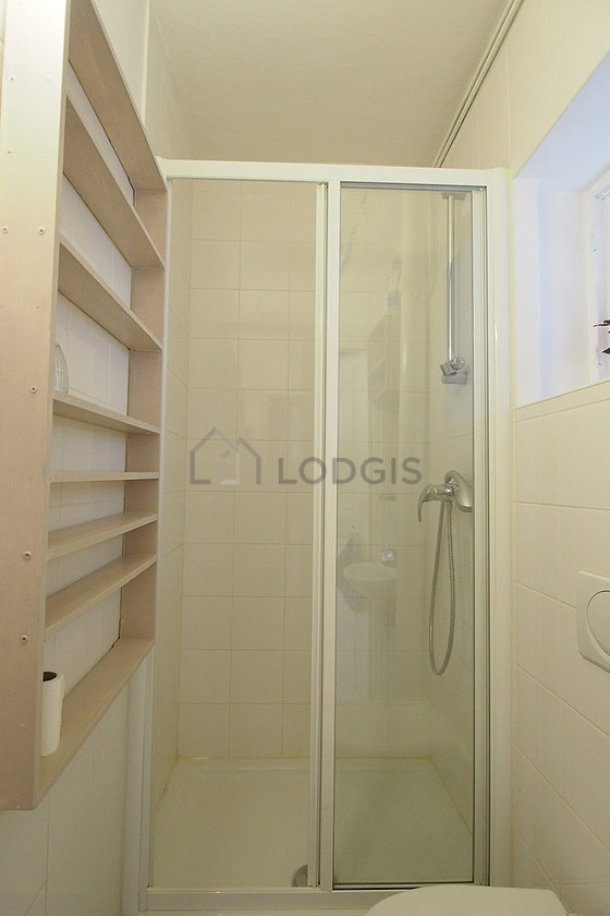 Bathroom with windows and with tile floor