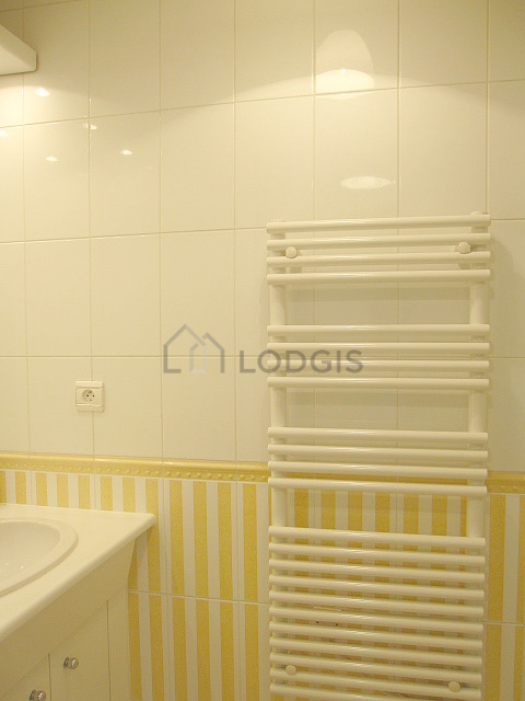 Salle de bain équipée de serviettes de bain
