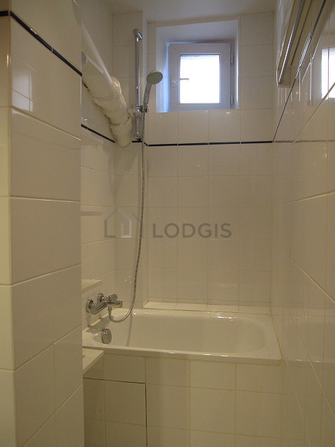 Bathroom equipped with bath towels