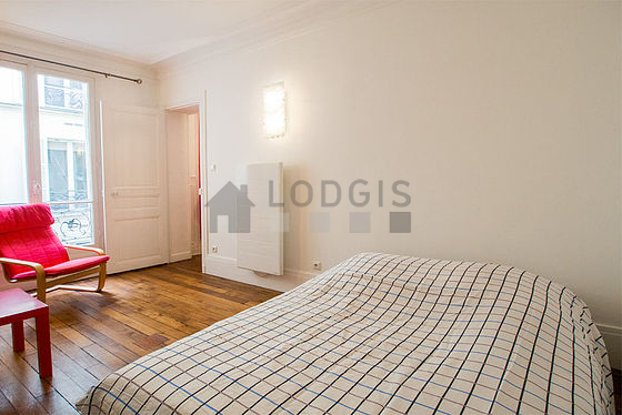 Chambre avec fenêtres donnant sur cour