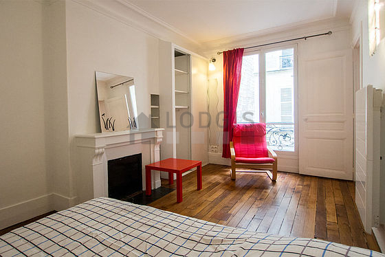 Chambre lumineuse équipée de penderie, placard