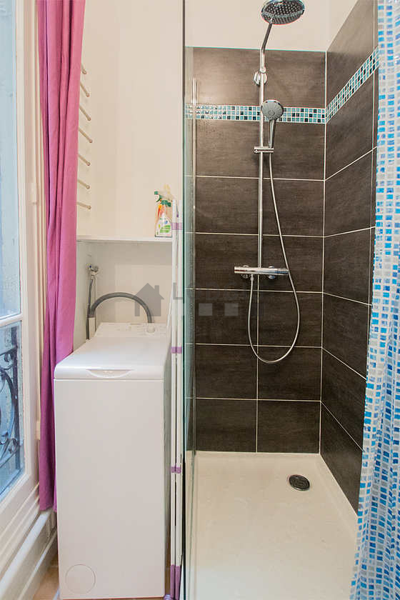 Salle de bain avec fenêtres et du linoleum au sol