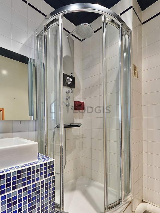 Belle salle de bain avec du carrelage au sol