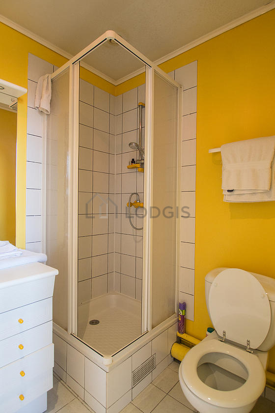 Bathroom equipped with bath towels