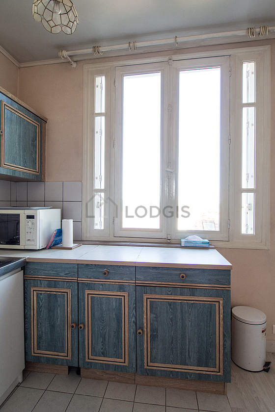 Cuisine équipée de plaques de cuisson, réfrigerateur, freezer, hotte