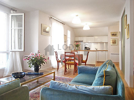 Séjour très calme équipé de télé, lecteur de dvd, 1 fauteuil(s), 4 chaise(s)
