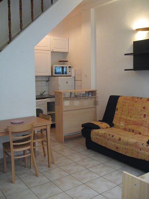 Quiet living room furnished with 1 sofabed(s) of 140cm, tv, 4 chair(s)