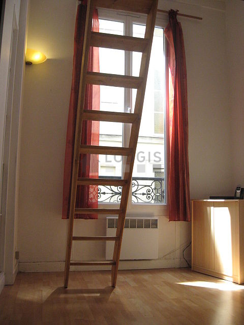 Mezzanine sous belle hauteur de plafond avec du parquet au sol