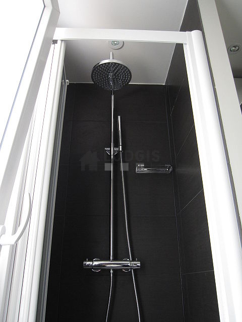 Salle de bain équipée de lave linge, serviettes de bain