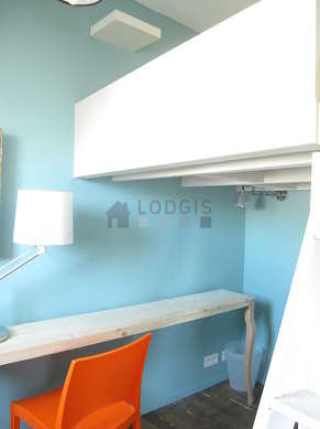 Quiet and bright alcove equipped with 1 loft bed(s) of 140cm, wardrobe, shelves, 1 chair(s)