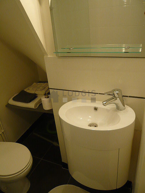 Bathroom equipped with bath towels