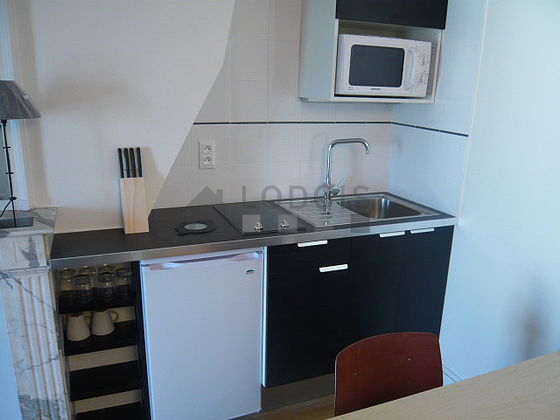 Kitchen equipped with hob, refrigerator, freezer, crockery