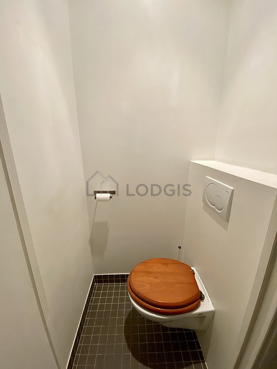 Toilettes indépendantes de la salle d'eau