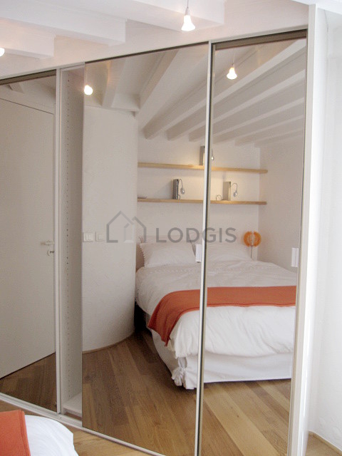 Chambre avec du parquet au sol