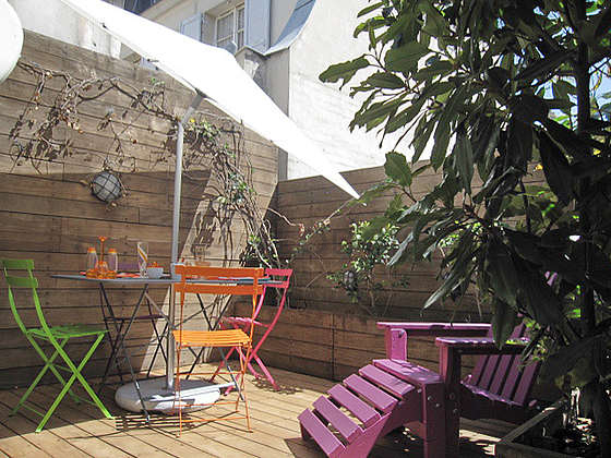 Terrasse exposée plein sud et vue sur cour