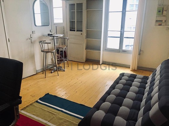 Living room of 16m² with the carpeting floor