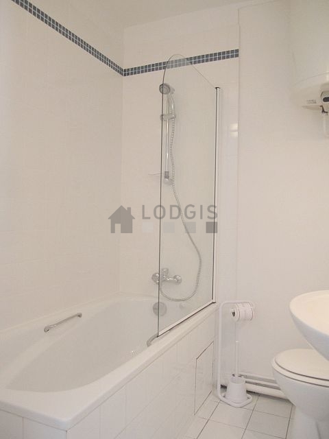 Bathroom equipped with bath towels