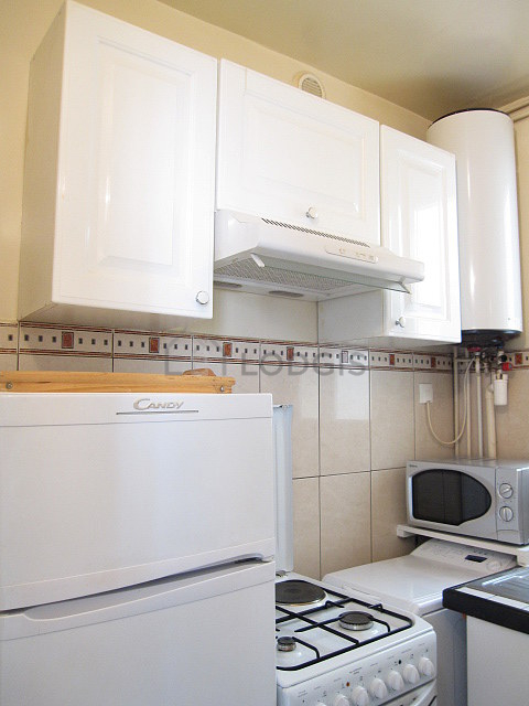 Cuisine équipée de lave linge, réfrigerateur, hotte, vaisselle