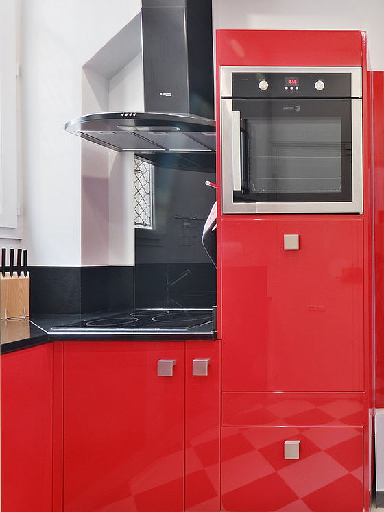 Cuisine équipée de lave linge, réfrigerateur, hotte, vaisselle