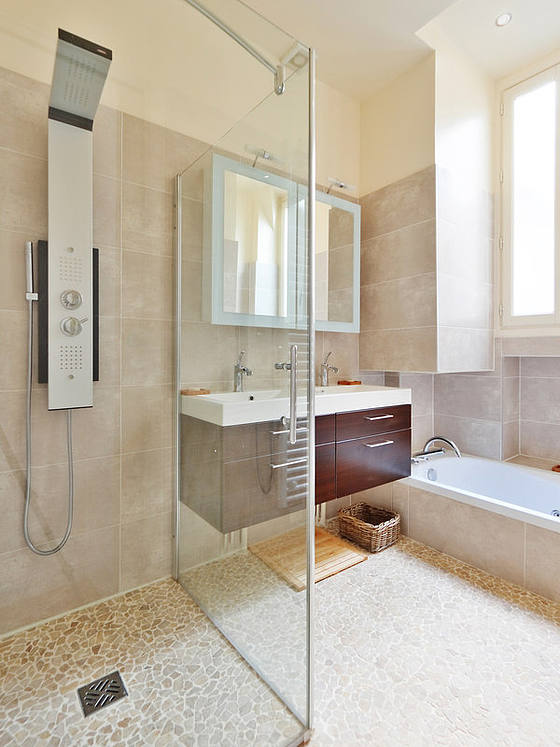 Agréable salle de bain très claire avec fenêtres double vitrage et du carrelage au sol
