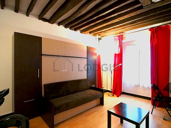 Salon avec du parquet au sol