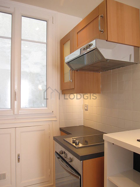 Cusine lumineuse avec fenêtres double vitrage donnant sur cour
