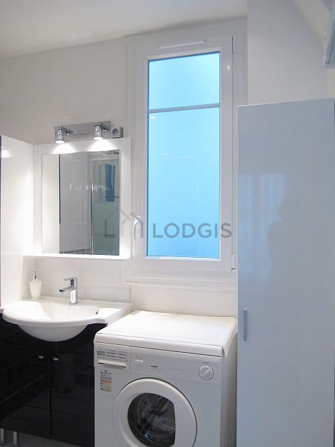 Belle salle de bain claire avec fenêtres double vitrage et du carrelage au sol
