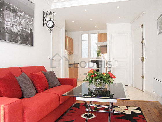 Salon avec du parquet au sol