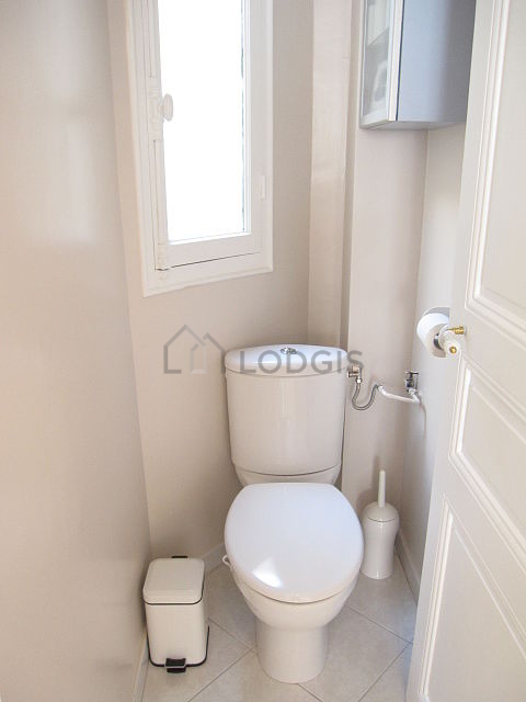 Toilettes indépendantes de la salle d'eau