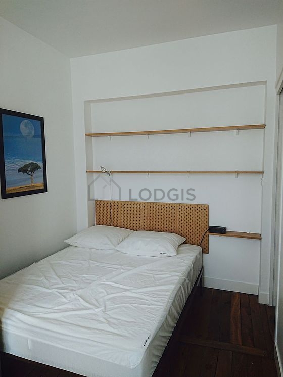 Chambre avec fenêtres donnant sur cour