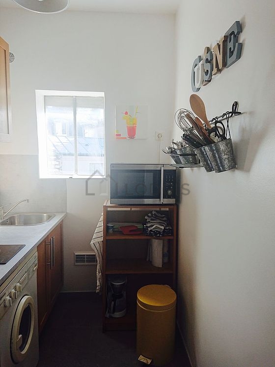 Belle cuisine avec du carrelage au sol