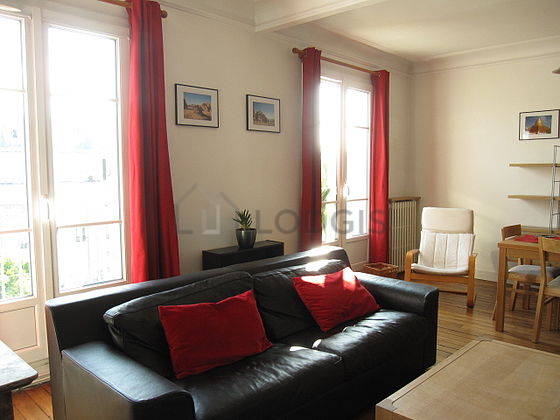 Grand salon de 24m² avec du parquet au sol