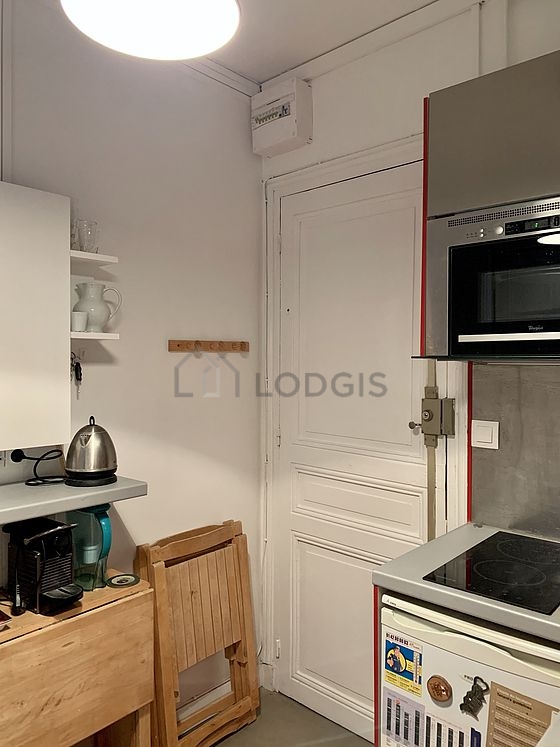 Belle cuisine avec du carrelage au sol