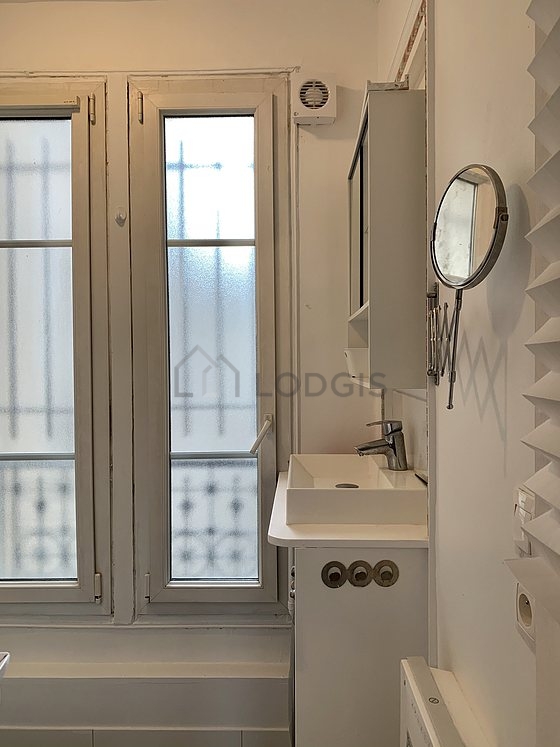 Salle de bain équipée de lave linge, serviettes de bain