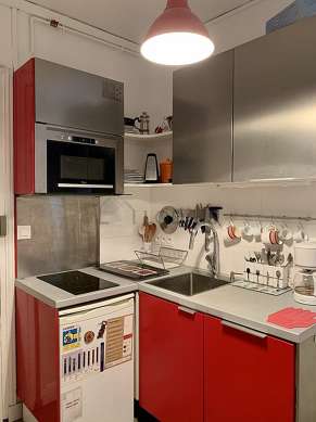 Kitchen equipped with extractor hood, crockery