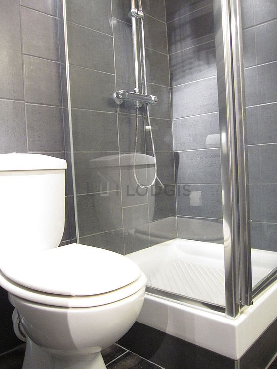 Agréable salle de bain avec du carrelage au sol