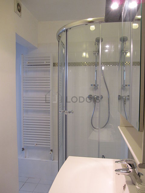 Belle salle de bain avec du carrelage au sol