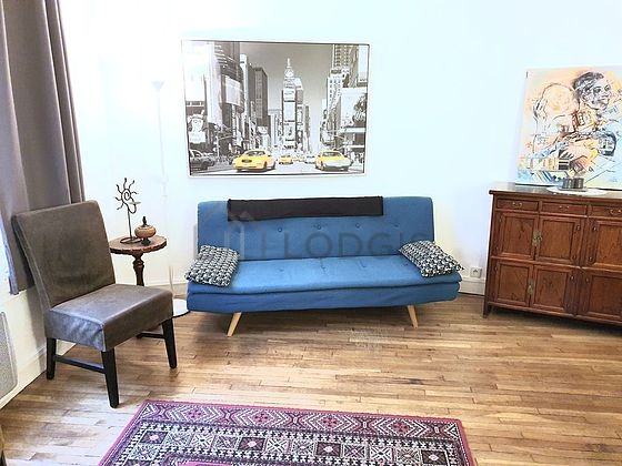 Beautiful, very quiet and bright sitting room of an apartment in Paris