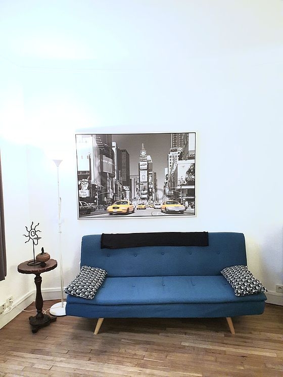Salon lumineux équipé de 8 chaise(s)
