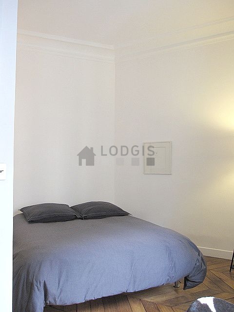 Very bright alcove equipped with 1 bed(s) of 140cm, wardrobe, cupboard, bedside table