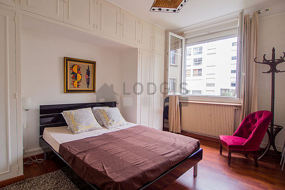 Bedroom of 12m² with wooden floor