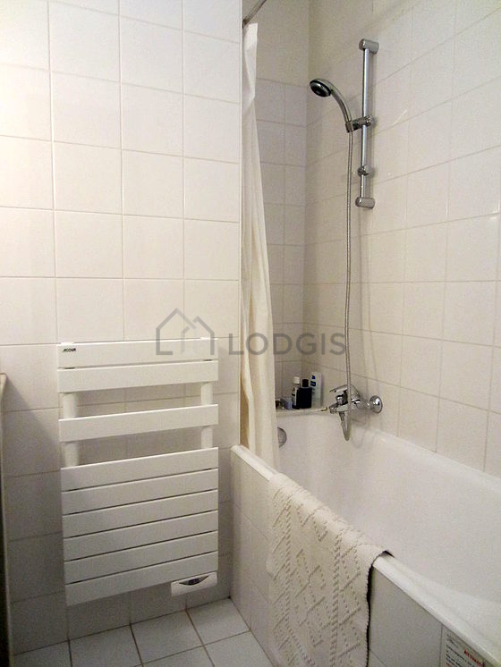 Salle de bain équipée de serviettes de bain