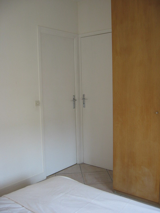 Chambre avec du carrelage au sol