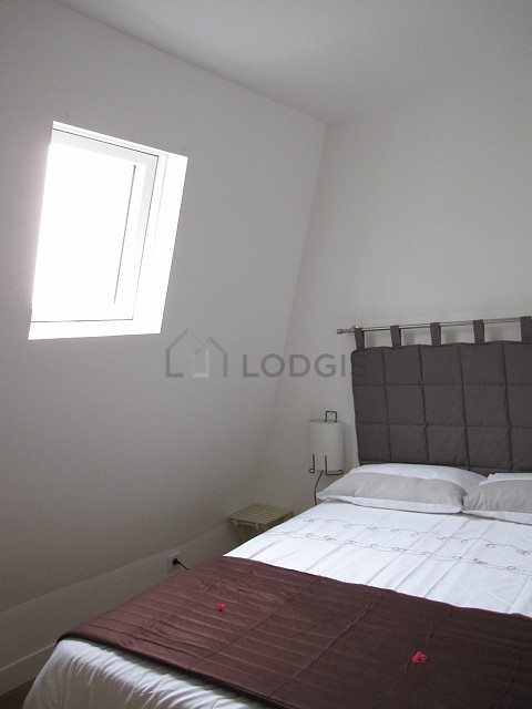 Chambre avec fenêtres double vitrage donnant sur cour
