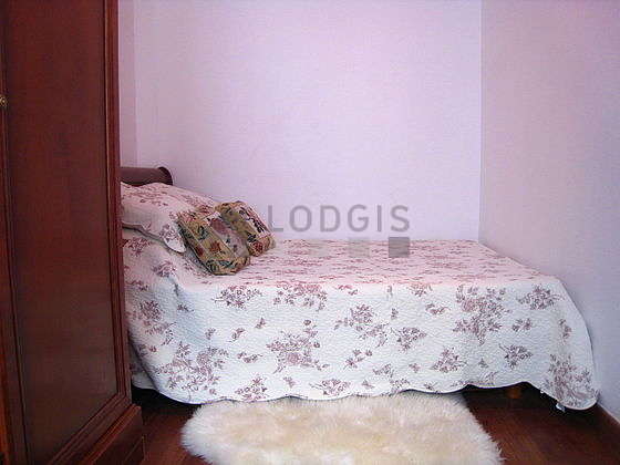 Quiet and bright alcove equipped with 1 bed(s) of 140cm, 1 armchair(s), shelves