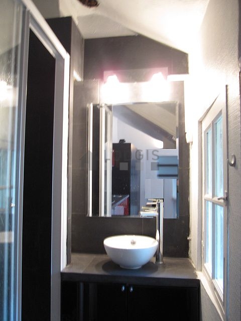 Bathroom equipped with bath towels