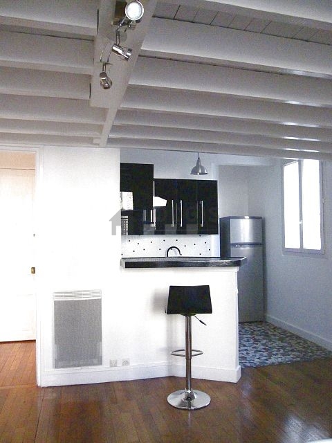 Belle cuisine avec du carrelage au sol